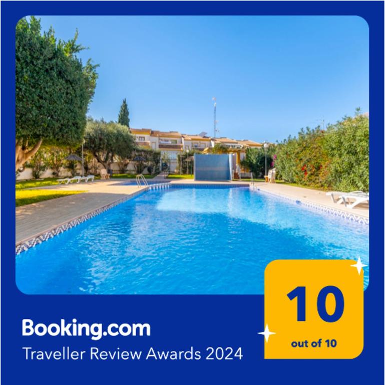 una foto di una piscina in un resort di Casa Dario a Gran Alacant