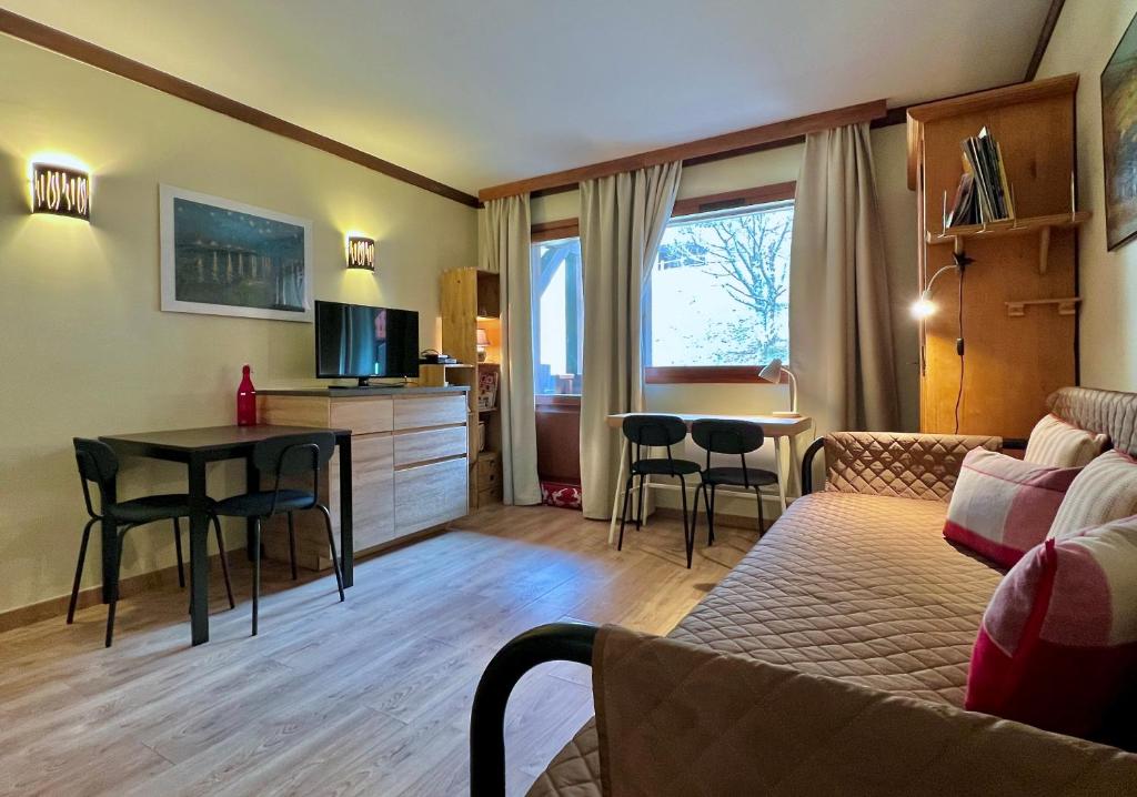 un salon avec un canapé et une table dans l'établissement Bellevue Studio Les Houches, aux Houches