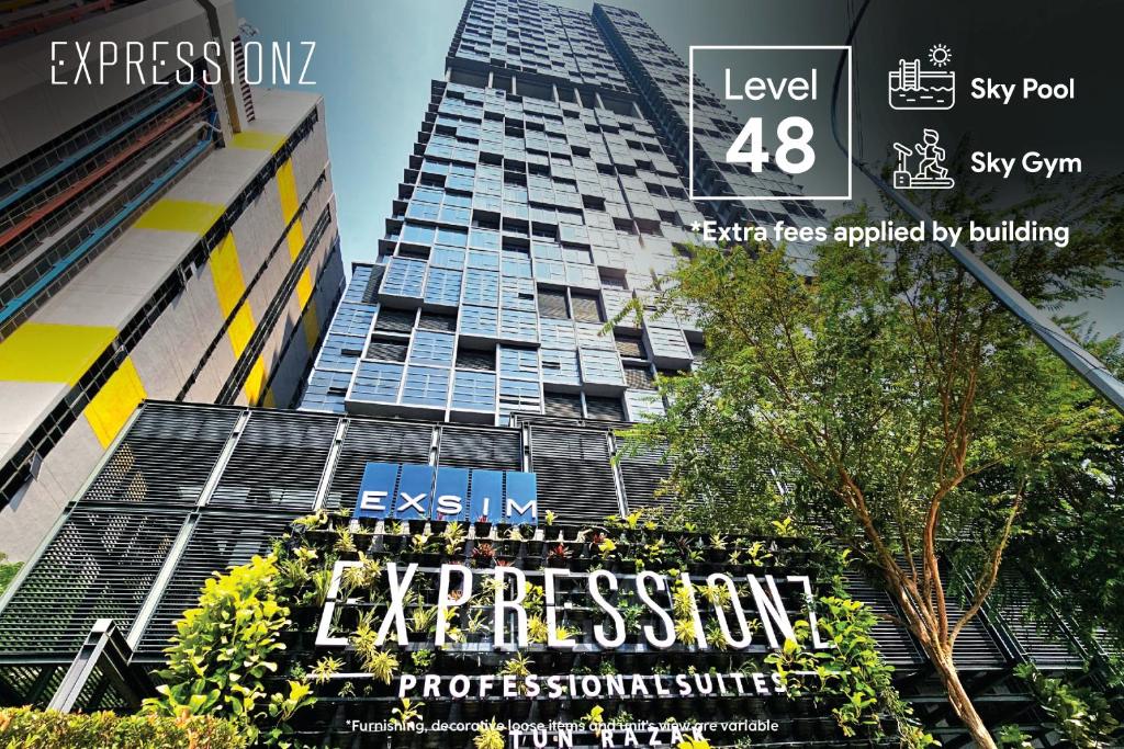 un edificio alto con un cartel delante en Expressionz Premium Suites @ KLCC en Kuala Lumpur