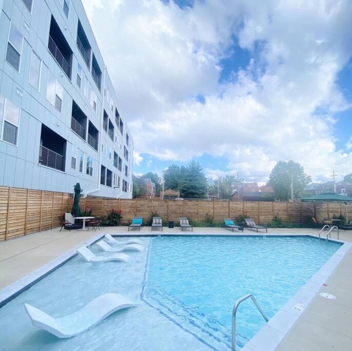 una gran piscina frente a un edificio en Apartment located In St.Louis, en Tower Grove