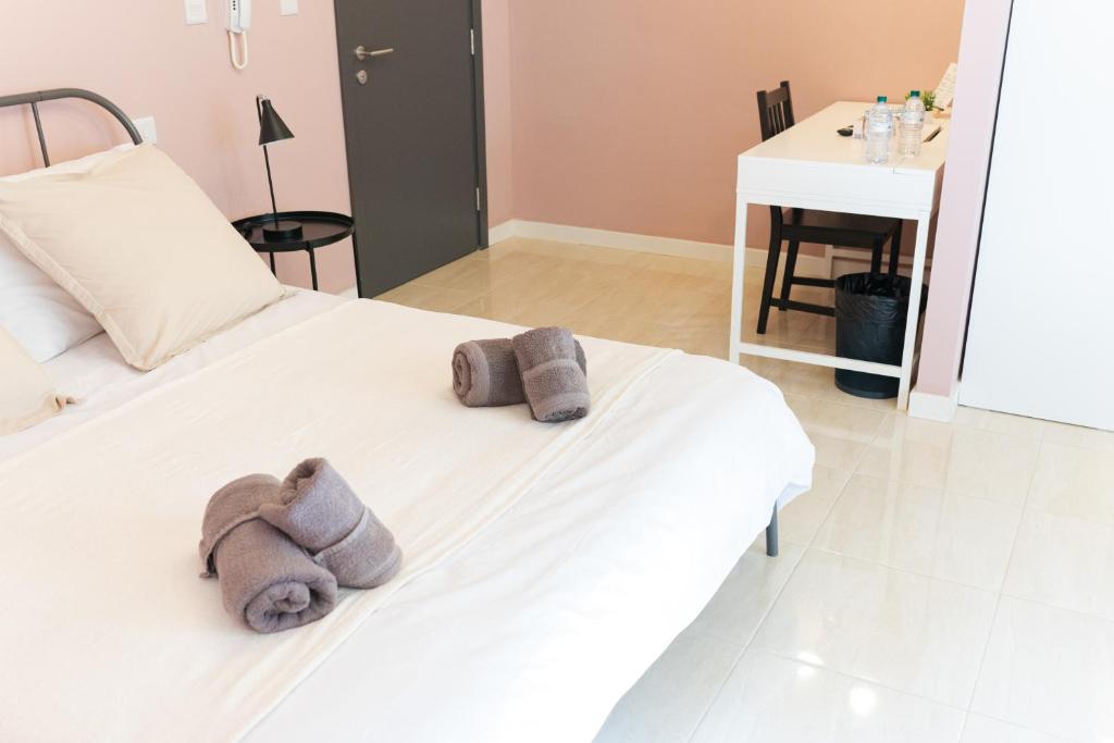 Postel nebo postele na pokoji v ubytování Three Cities Guest House
