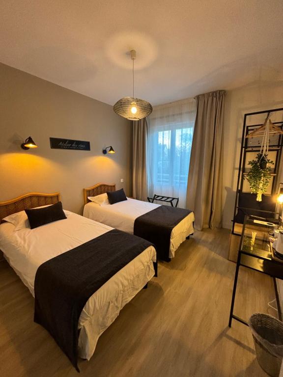 Giường trong phòng chung tại Hotel La Licorne