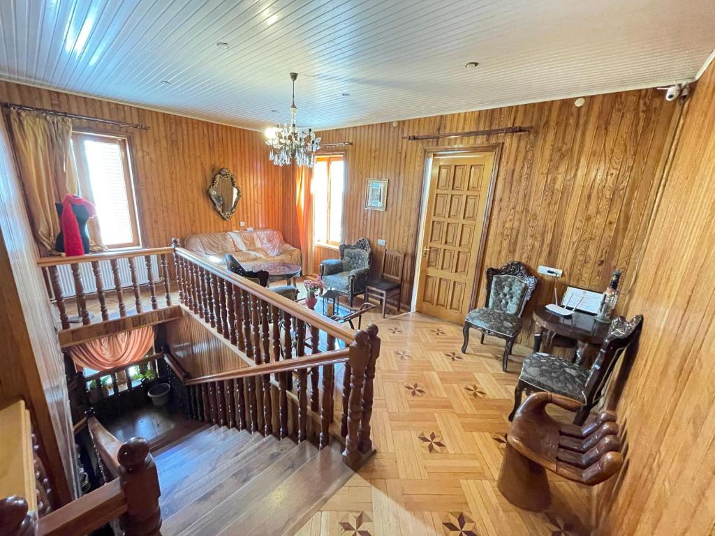 uma vista superior de uma sala de estar com painéis de madeira em Guesthouse Georgia em Sagarejo