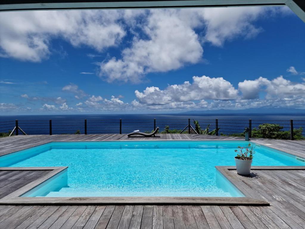 una piscina con vistas al océano en Villa Horizon à Marie-Galante, en Grand-Bourg