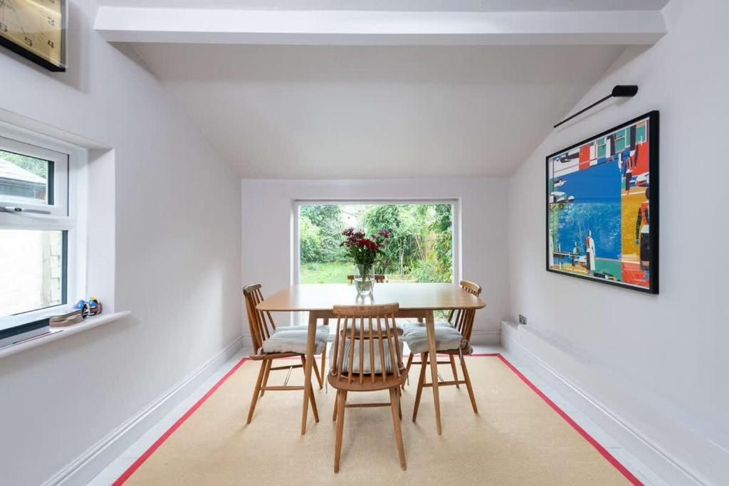 a dining room with a table and chairs at Stylish Victorian 2 Bed Terraced House with Garden in Cambridge