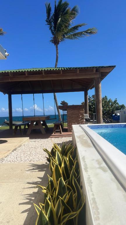 Bazén v ubytování Aquamar Oceanfront Suite nebo v jeho okolí