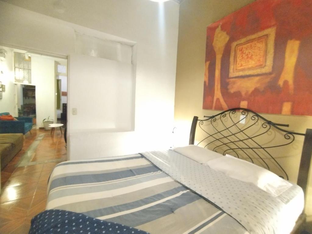 1 dormitorio con 1 cama en una habitación en Hospedaje Boutique Albergue Verde, en Lima