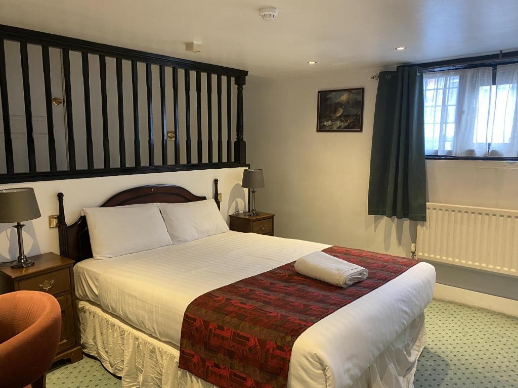 Postel nebo postele na pokoji v ubytování The George Hotel Pangbourne