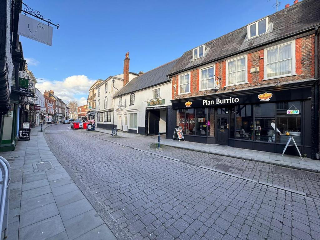 a cobblestone street in a town with buildings at Villare Hitchin Town Centre in Hitchin
