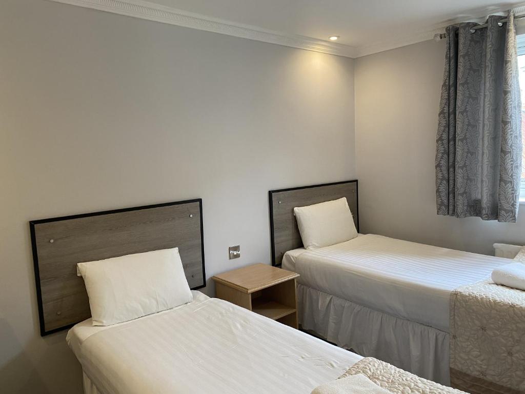 Postel nebo postele na pokoji v ubytování The George Hotel Pangbourne