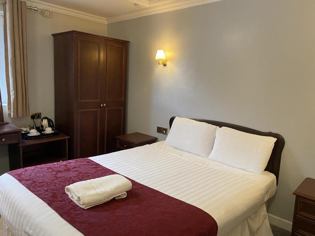 Postel nebo postele na pokoji v ubytování The George Hotel Pangbourne