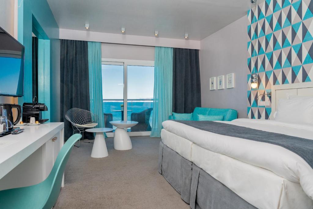 Golden Star City Resort - Poseidon Coco-Mat Suite Front Sea View