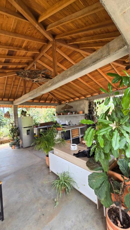 een grote patio met planten en een houten plafond bij Casa Sedna Andes in Los Andes