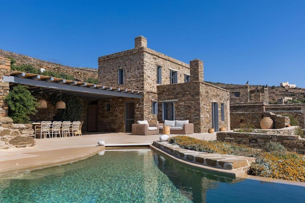 una casa con piscina delante en Lethos Villa - Tinos, en Kionia