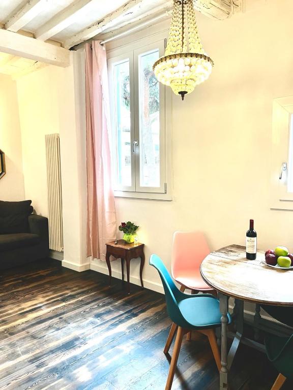 A seating area at Agnolo