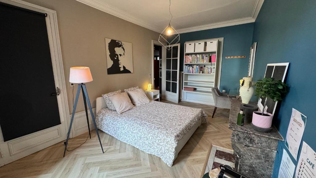 a room with a bed and a lamp in it at Superbe chambre chez l'habitant in Saint Die