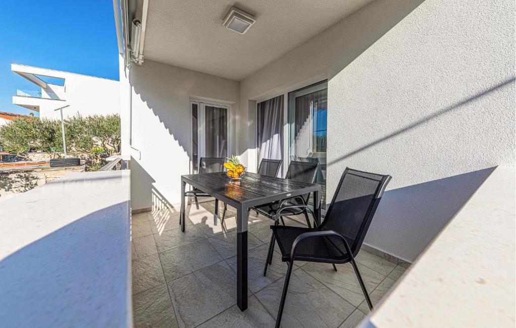 2 Bedroom Gorgeous Apartment In Okrug Gornji