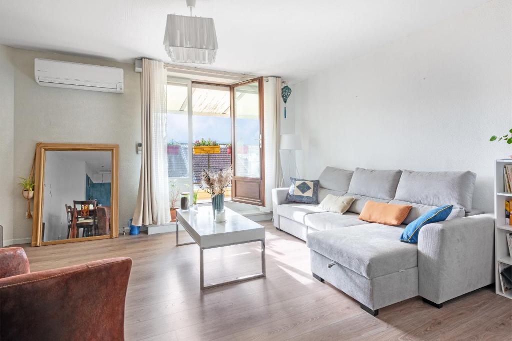 un salon avec un canapé et une table dans l'établissement Family cocoon in Carcassonne, à Carcassonne