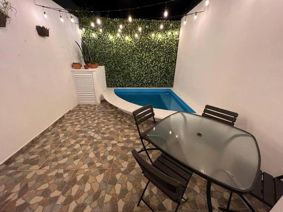 ein Badezimmer mit einer Badewanne, Stühlen und einer Pflanze in der Unterkunft Casa Venado in Puerto Morelos