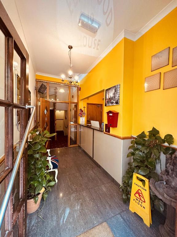 Kuchyň nebo kuchyňský kout v ubytování Elmwood Hotel