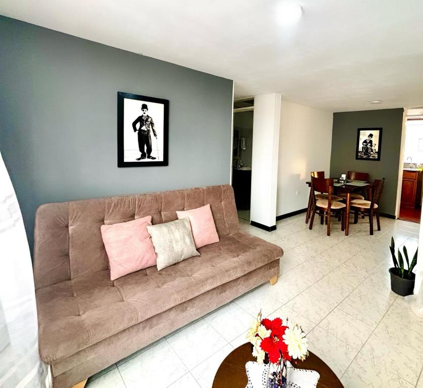 佩雷拉的住宿－Cómodo apartamento en la Villa Olímpica de Pereira，客厅配有沙发和桌子