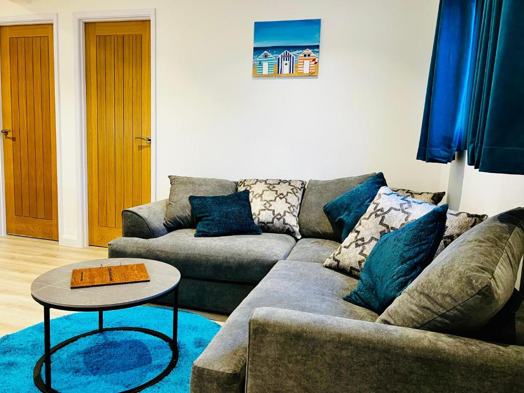 - un salon avec un canapé et une table dans l'établissement 2 bedroom Scratby chalet holiday park close to beach, à Scratby