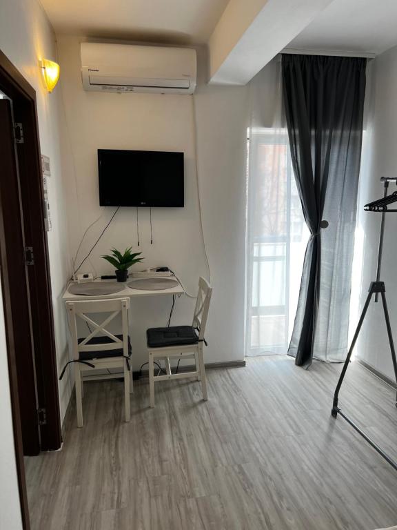 オラデアにあるcasa habana 2の白い部屋(デスク、壁掛けテレビ付)