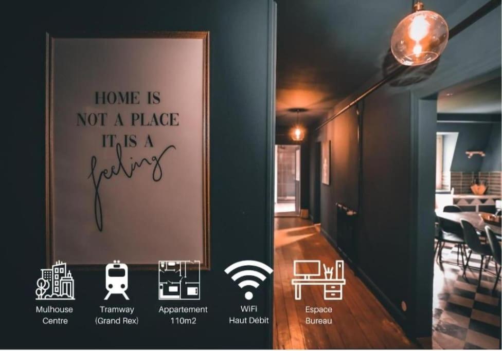 une photo d'une pièce avec un panneau dans l'établissement Grand Appartement 8 personnes, à Mulhouse