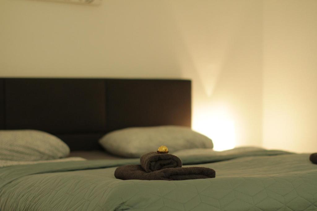 un par de toallas sentadas en una cama en Home Sweet Home - Stephansdom II en Viena