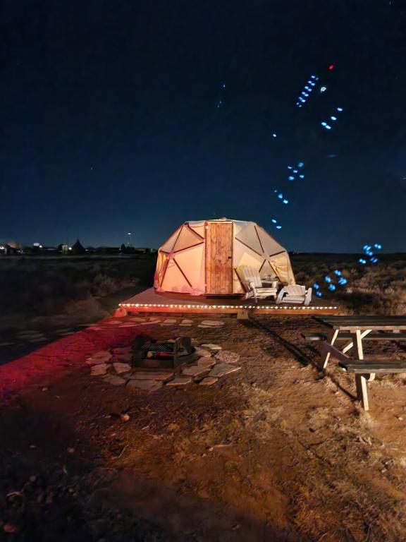 tenda in un rimorchio in un campo di notte di Raptor Ranch a Valle