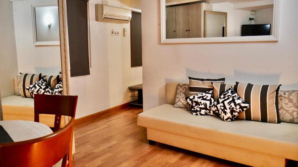 uma sala de estar com um sofá e um espelho em Apartamento Céntrico Madrid Gran vía - Sol em Madri