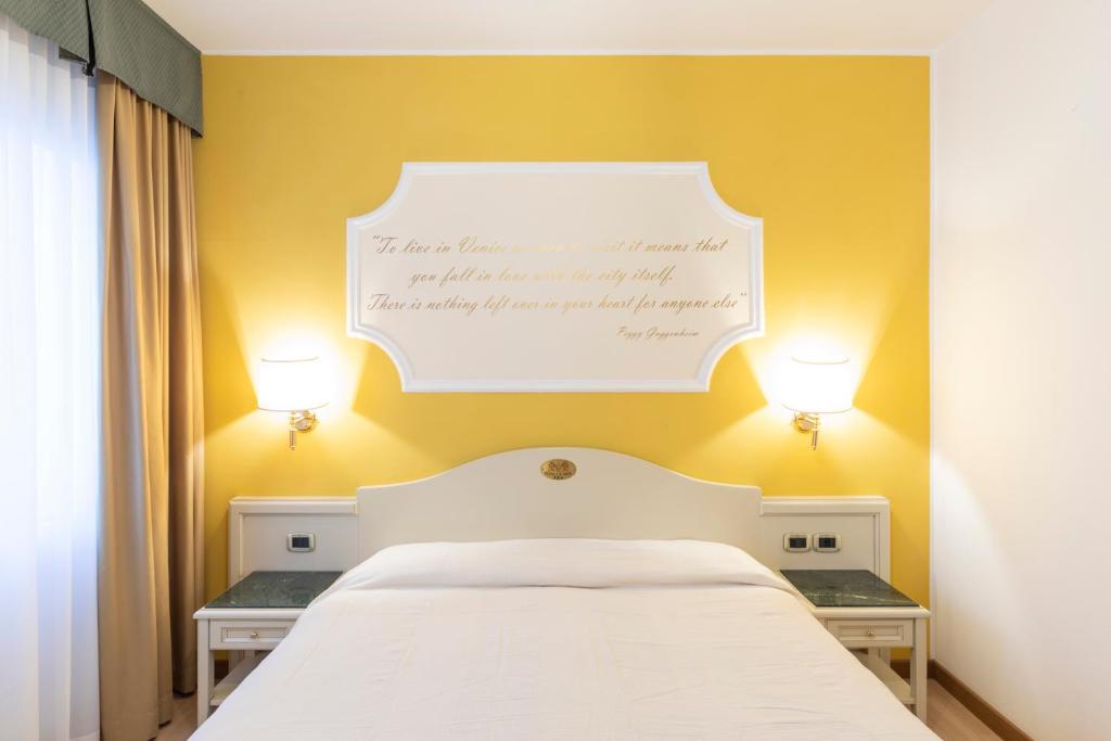 Postel nebo postele na pokoji v ubytování Hotel Ca' Tron