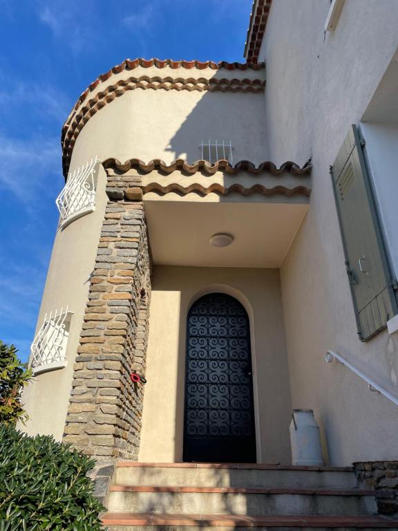 a front door of a house with a staircase at Chambre emplacement idéal in Sanary-sur-Mer