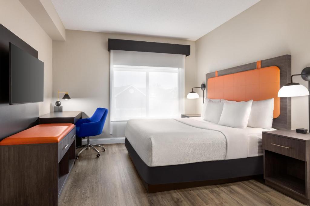 Postel nebo postele na pokoji v ubytování La Quinta by Wyndham Mt. Laurel - Philadelphia