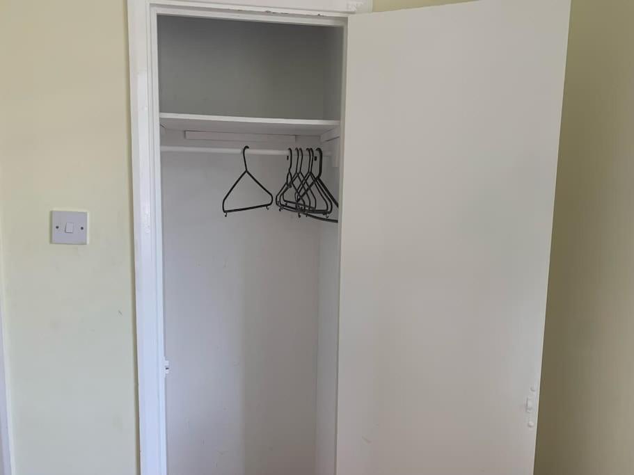Cosy Box Room by Canary Wharf