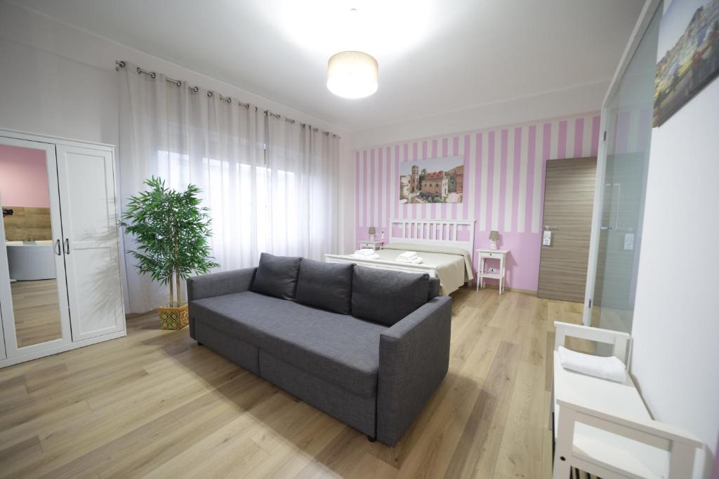 salon z kanapą i łóżkiem w obiekcie Casa di Paola w mieście Palermo