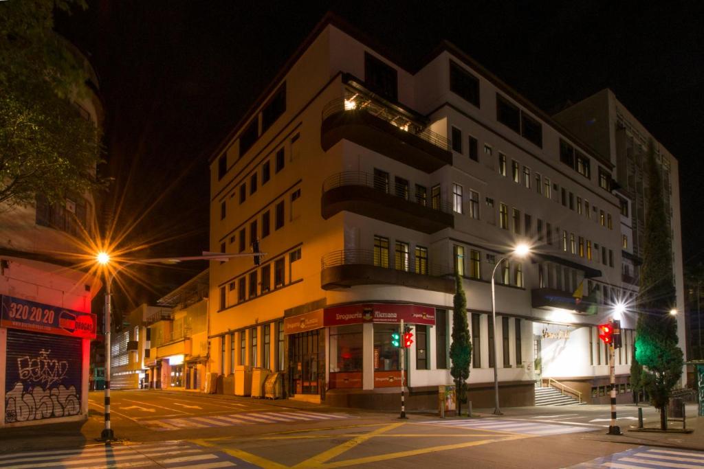 a building on the corner of a street at night at El Gran Hotel de Pereira in Pereira