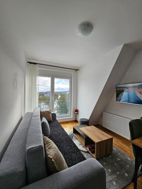 Ein Sitzbereich in der Unterkunft Apartman Monika 2