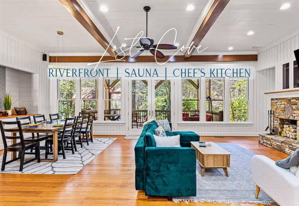 Χώρος καθιστικού στο Riverfront Retreat: Sauna, Private Forest, 6 Falls