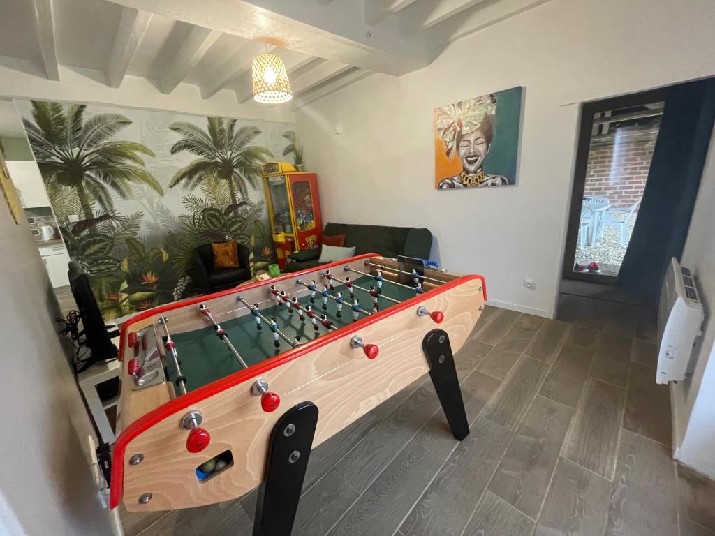 a ping pong table in a living room at la Casa d'Olianna - Jolie Maison / Jeux / Grand jardin in Villeny