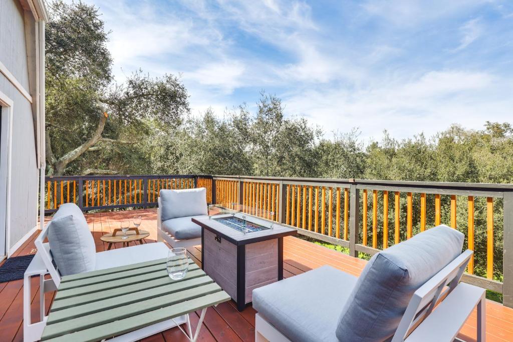 un patio avec des chaises et une table sur une terrasse dans l'établissement Modern Escondido Home with Furnished Deck, Fire Pit!, à Escondido