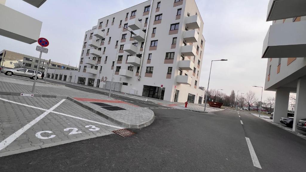 una calle vacía con una rampa de skate delante de un edificio en 2 room Apartment with terrace, new building, 35 en Bratislava
