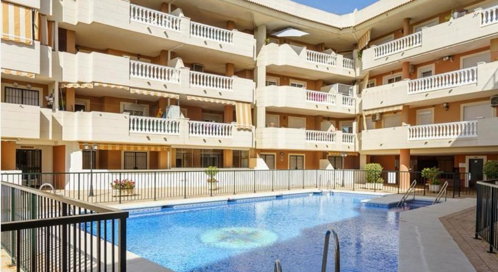 een appartementencomplex met een groot zwembad bij Torrevida, a 80 metros de la playa in Rincón de la Victoria