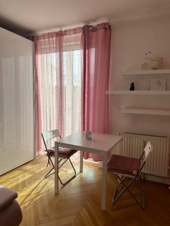 ein Esszimmer mit einem Tisch und 2 Stühlen in der Unterkunft 1Bedroom Apartment in Wien