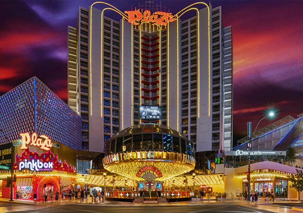 un gran edificio con un casino delante de él por la noche en Plaza Hotel & Casino, en Las Vegas