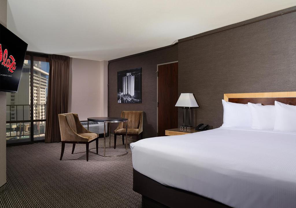 Postel nebo postele na pokoji v ubytování Plaza Hotel & Casino