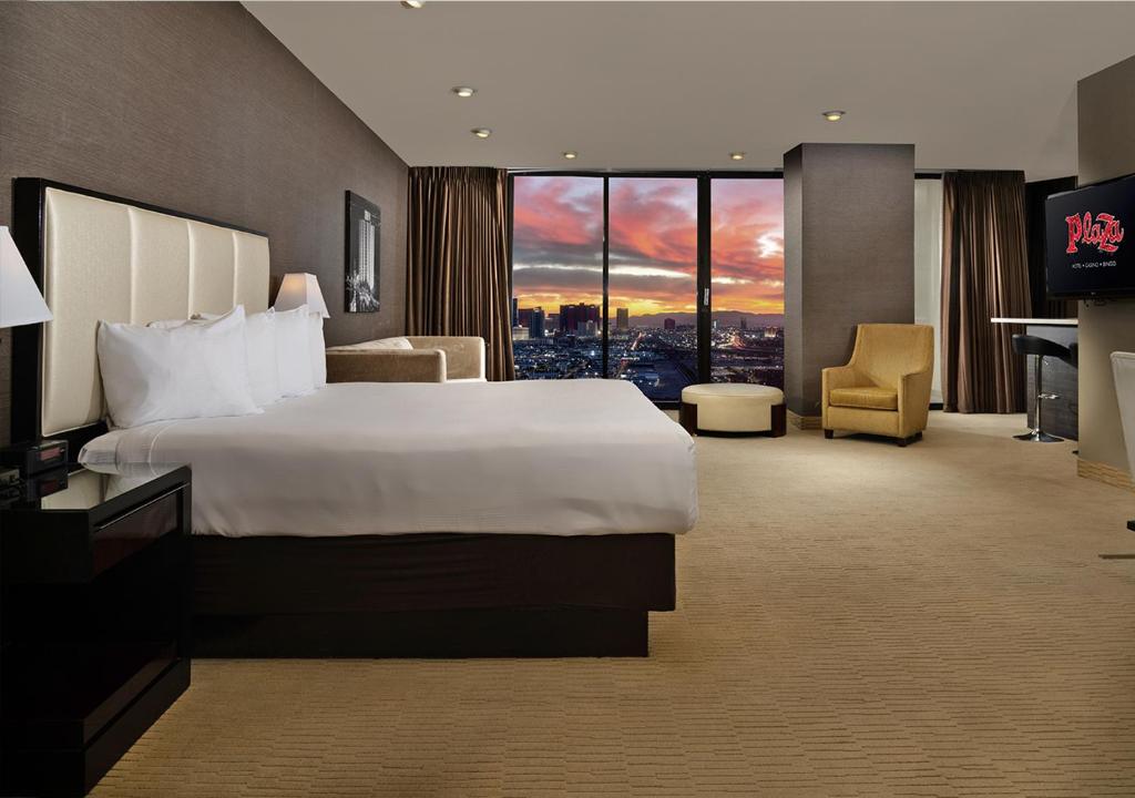 Postel nebo postele na pokoji v ubytování Plaza Hotel & Casino