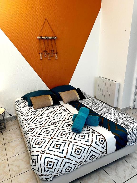 Posteľ alebo postele v izbe v ubytovaní Studio A au pied des Thermes de Néris-les-Bains