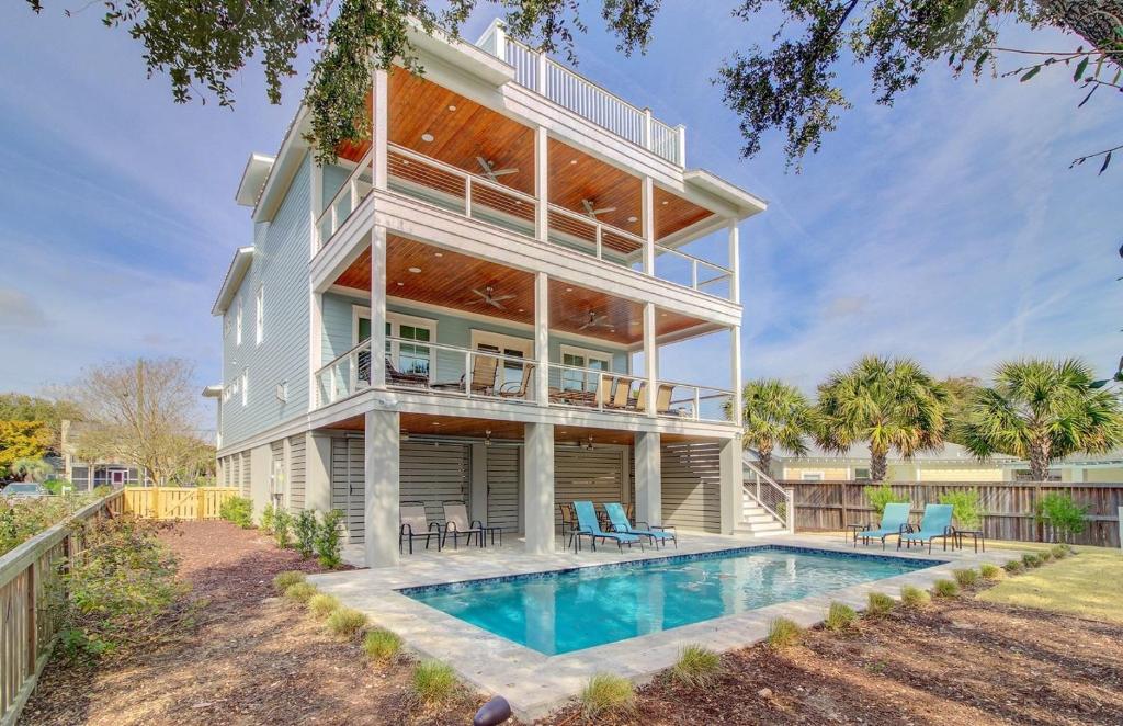 uma casa grande com uma piscina em frente em 616 Carolina by AvantStay Ocean Views from Decks em Mount Pleasant