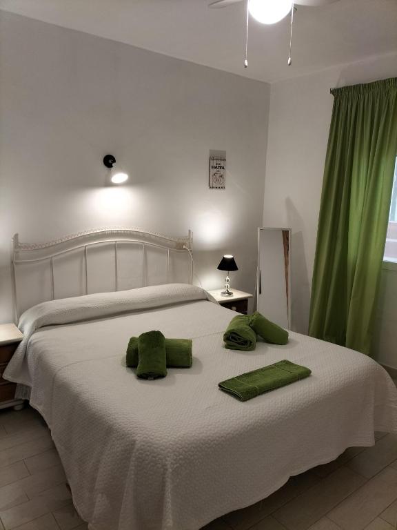 A bed or beds in a room at ApartiaBeach Apartamentos